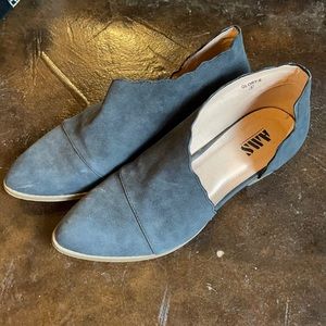 Black scalloped bootie, size 8!